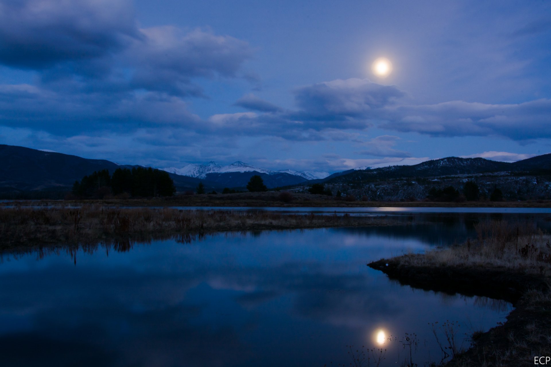 landschaft nacht heller mond scheint himmel wolken