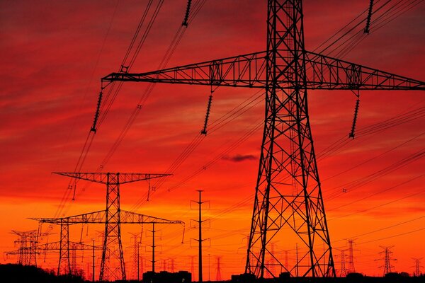 Türme vor dem Hintergrund eines feurigen Sonnenuntergangs