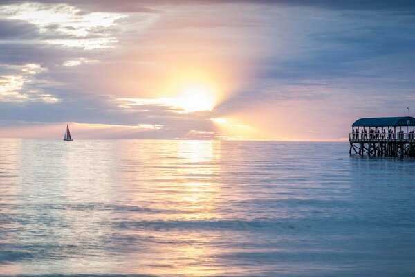 Sonnenuntergang am Meer mit Liegeplatz