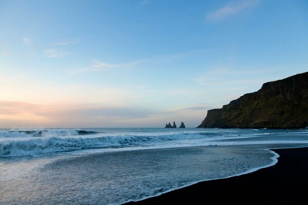 Sandige Küste mit Wellen