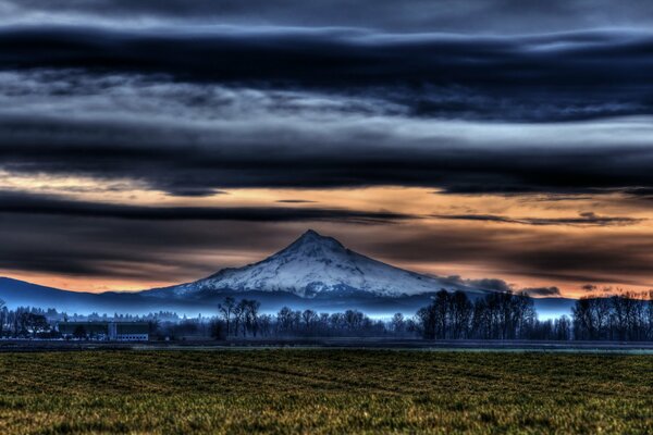 Die ungewöhnliche Schönheit der Berge vor dem Hintergrund des Ponys