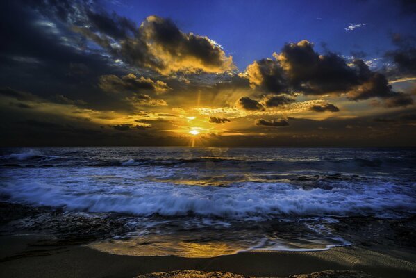 Die Sonne bricht durch die Wolken über dem Ozean