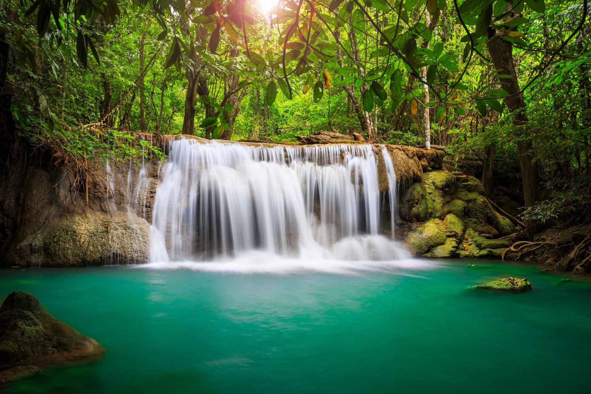 wasserfall meer see tiefer wald bäume himmel wolken landschaft natur blätter verträumt see schlummernde wälder schön verträumt thailand