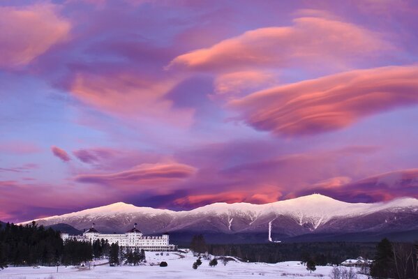 Winterresort mit herrlichem Himmel