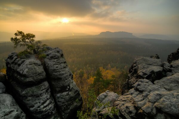 Herbstliche Landschaft mit Sonnenuntergang und Bergen