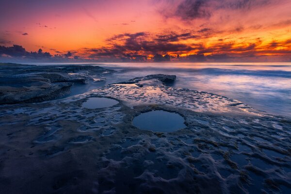 Felsiger Strand bei Sonnenuntergang