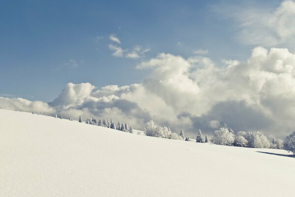 Verschneite Straße Schneedecke