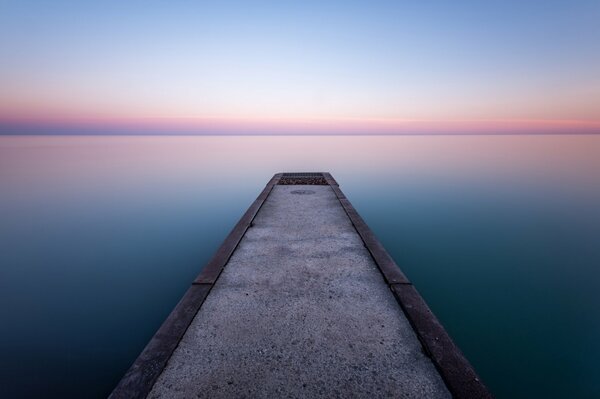 Ein schöner See. Abendliches Kanada. Horizontaler Himmel