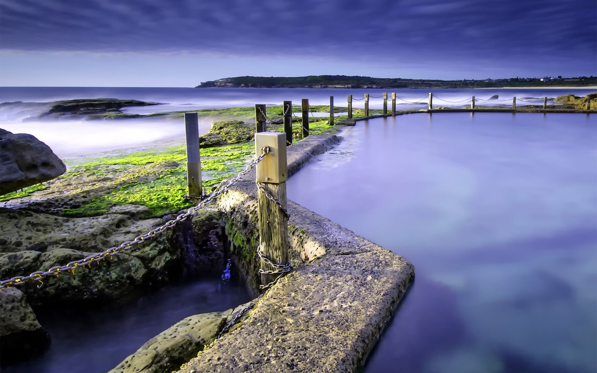 meer säulen kette zaun wasser